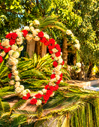 Arco floral tropical al atardecer