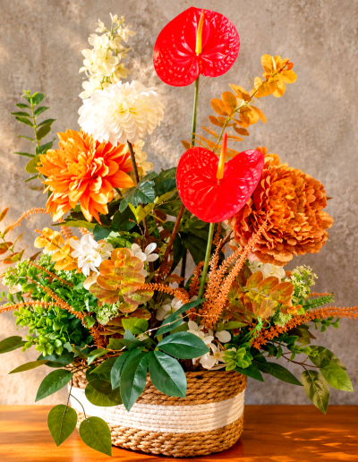 Arreglo floral en cesto de mimbre