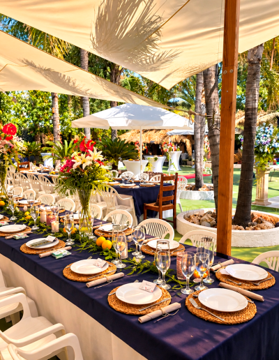 Banquete tropical junto a la piscina