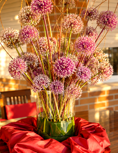 Centro floral de alliums al atardecer