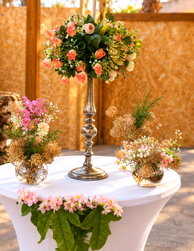 Centro floral elegante en terraza al atardecer