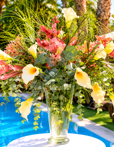 Exuberante centro floral junto a la piscina (1)