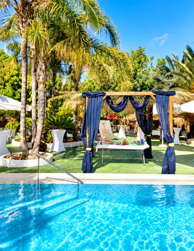 Fiesta tropical junto a la piscina