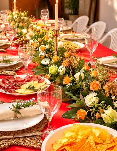 Mesa festiva con flores y aperitivos