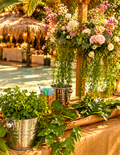 Mesa rústica tropical con flores y velas