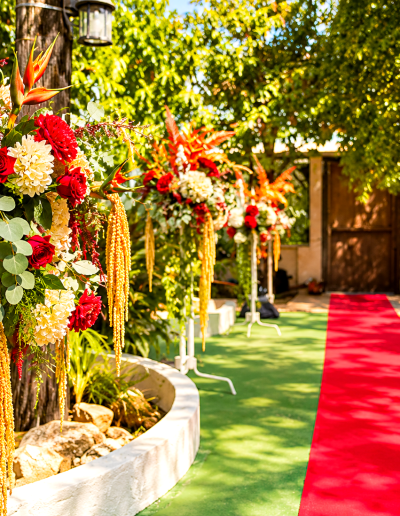 Pasillo nupcial entre flores tropicales