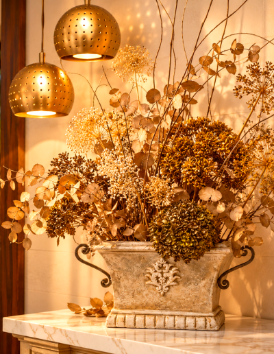 Rincón dorado con flores secas y luces perforadas
