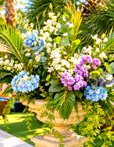 Urna floral tropical junto a la piscina
